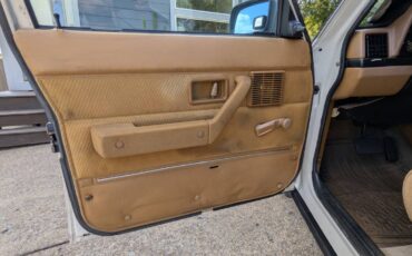 Volvo-240-1986-white-13