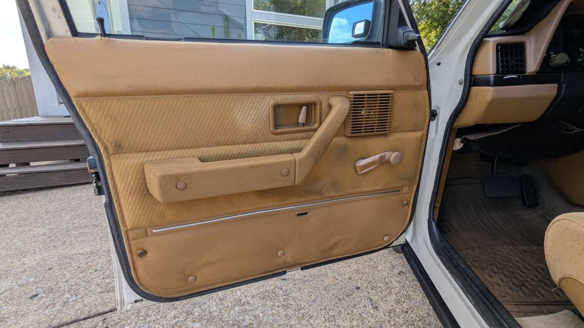 Volvo-240-1986-white-13