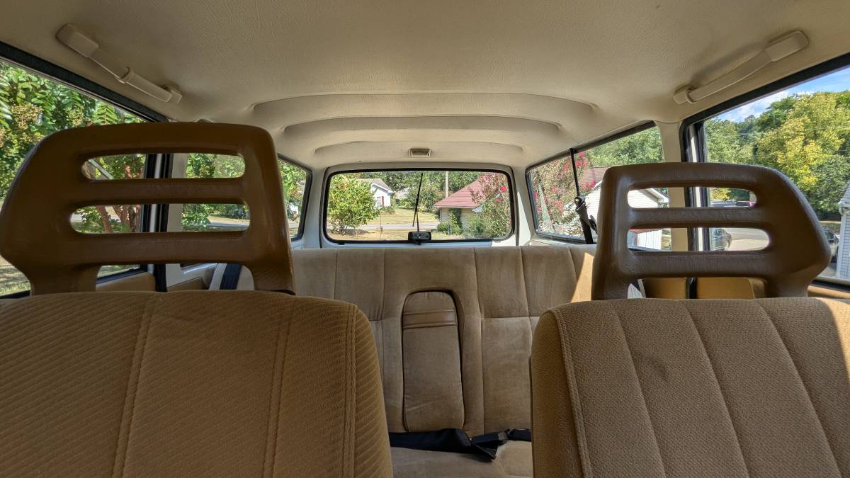 Volvo-240-1986-white-16