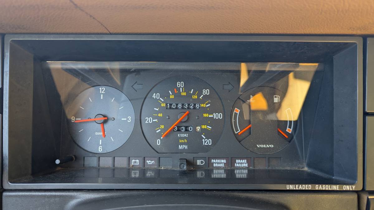 Volvo-240-1986-white-17