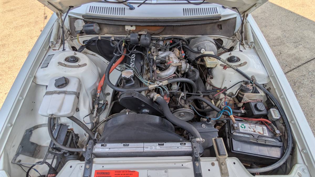 Volvo-240-1986-white-18
