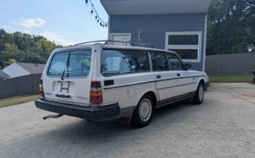 Volvo-240-1986-white-2