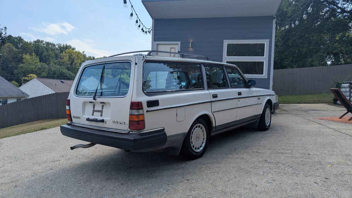 Volvo-240-1986-white-2