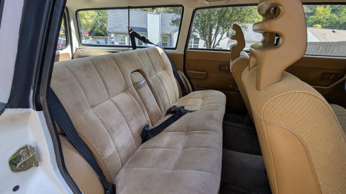 Volvo-240-1986-white-20