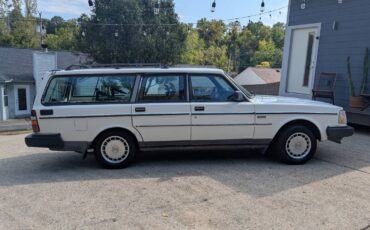 Volvo-240-1986-white-3