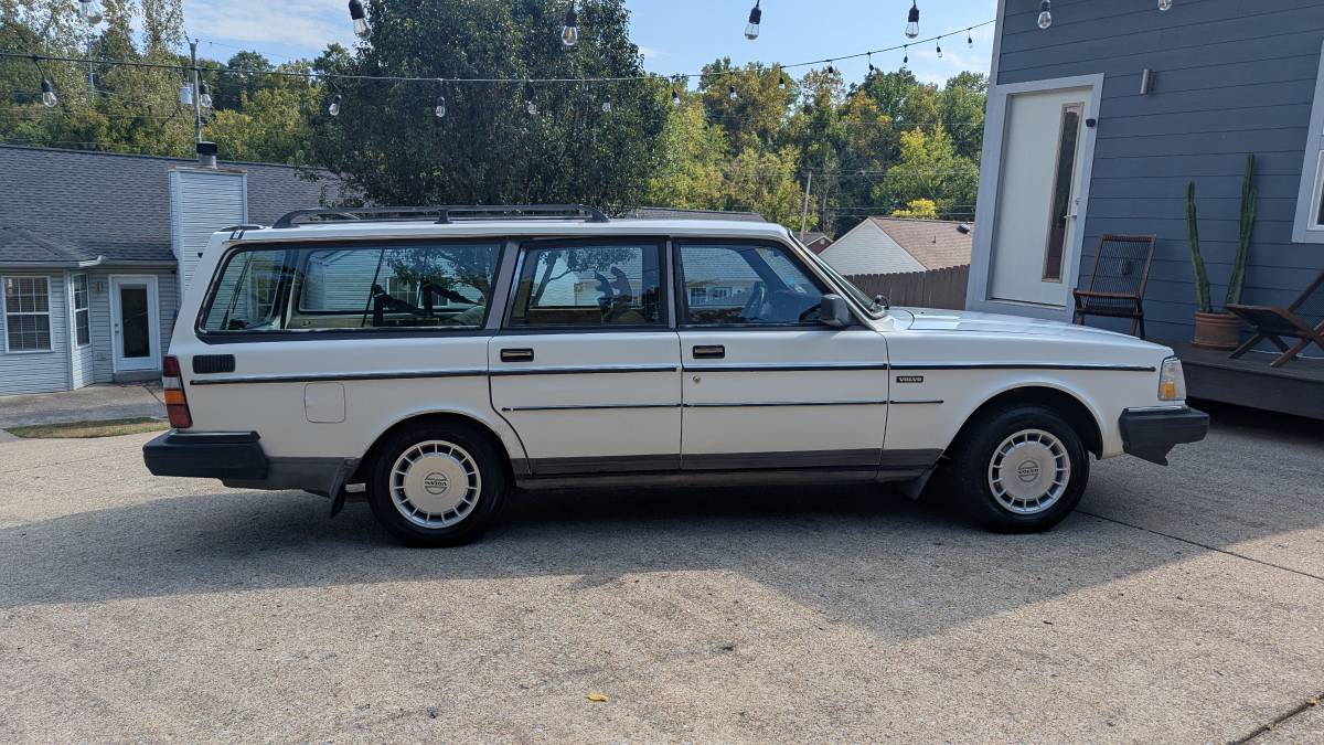 Volvo-240-1986-white-3