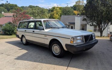 Volvo-240-1986-white-4