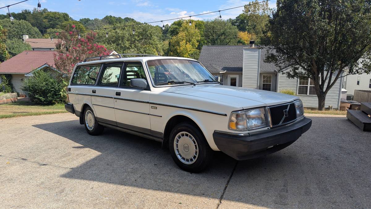 Volvo-240-1986-white-4