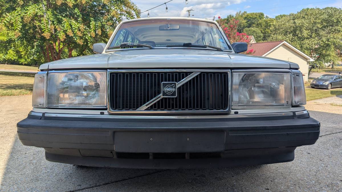 Volvo-240-1986-white-5