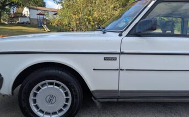 Volvo-240-1986-white-6