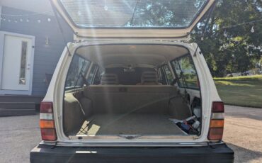 Volvo-240-1986-white-9
