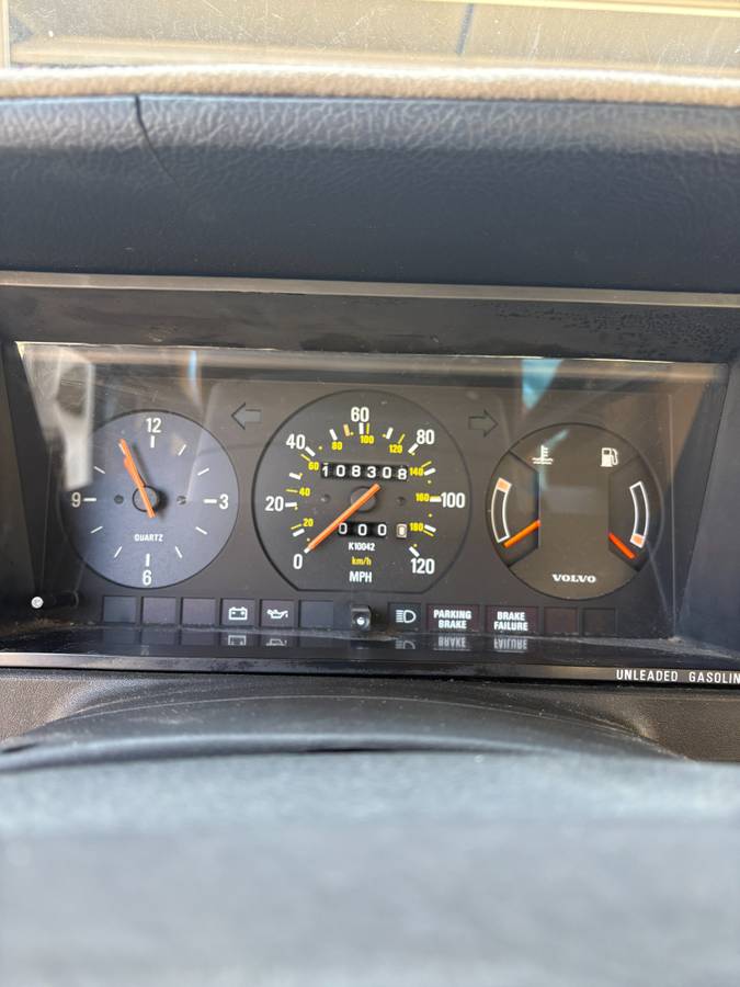 Volvo-240-1987-10