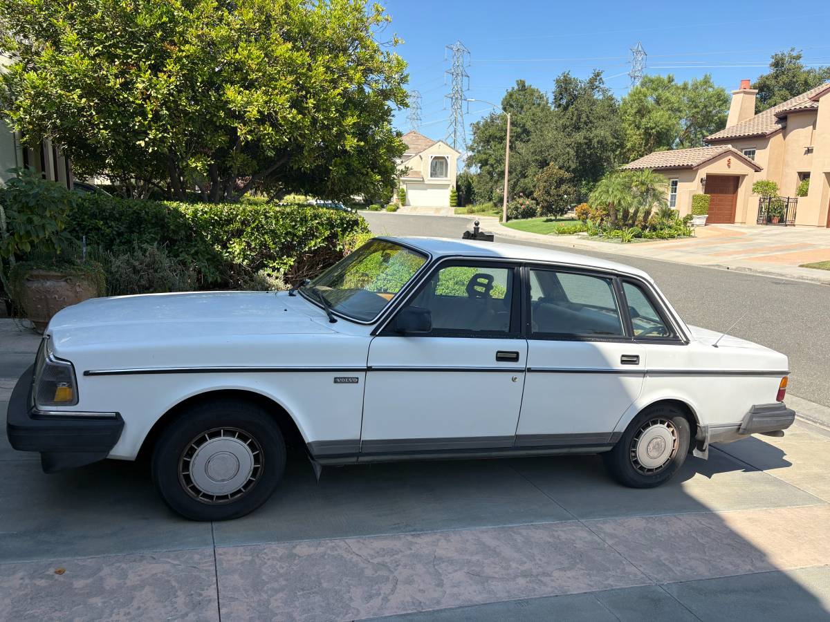 Volvo-240-1987-4