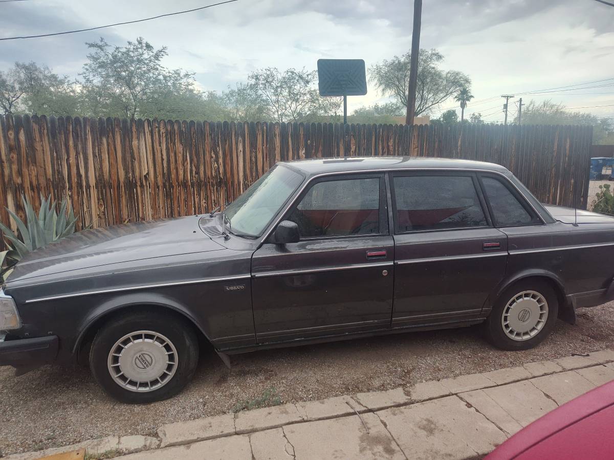 Volvo-240-1991-black