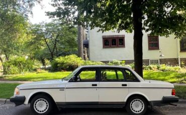 Volvo-240-base-1992-white-1