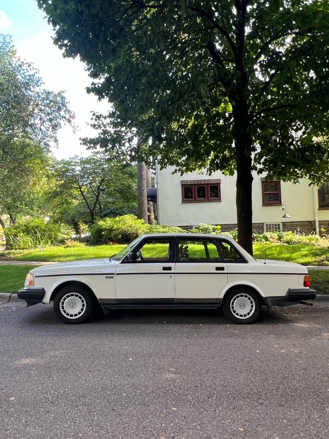 Volvo-240-base-1992-white-1