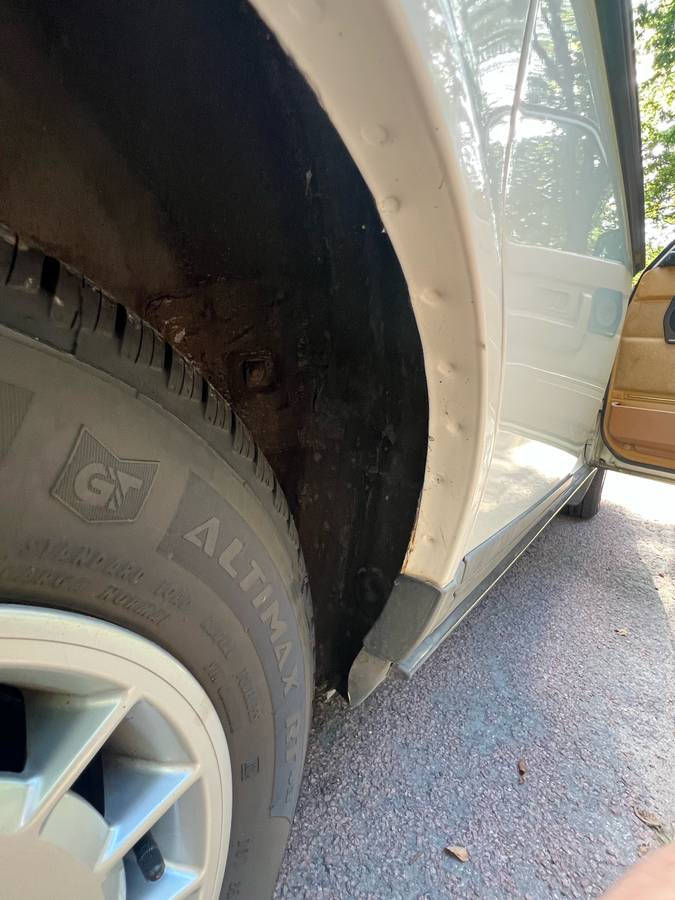 Volvo-240-base-1992-white-3