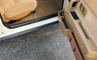 Volvo-240-base-1992-white-4