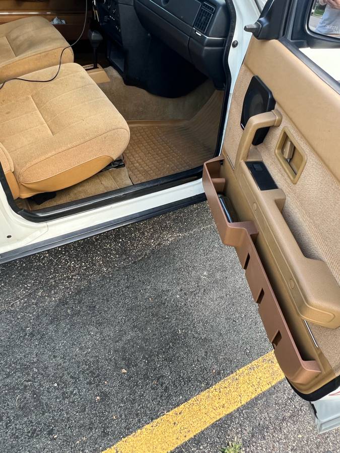 Volvo-240-base-1992-white-4