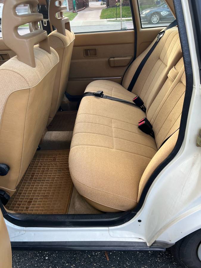 Volvo-240-base-1992-white-5
