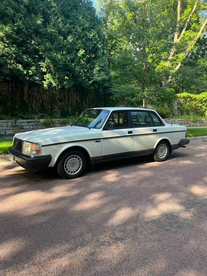 Volvo-240-base-1992-white