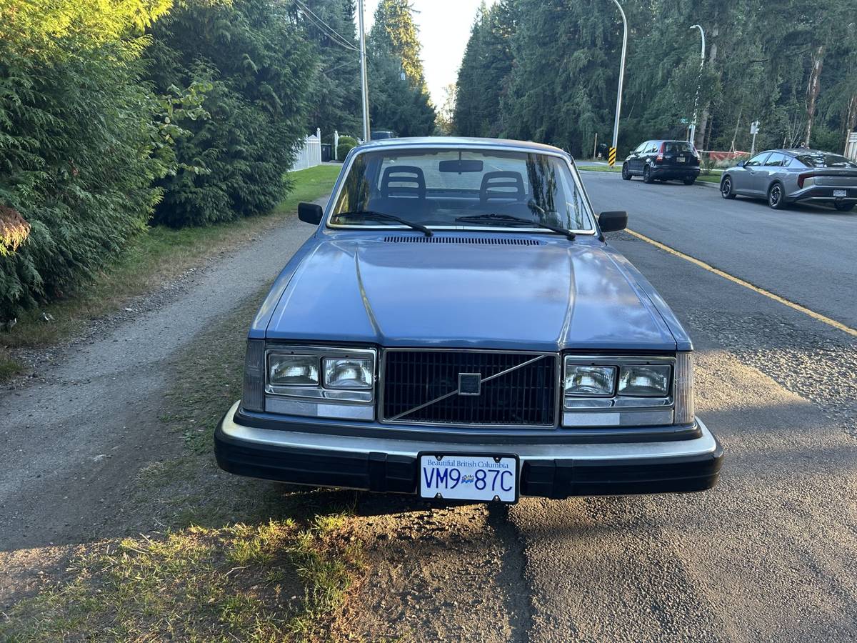 Volvo-240-series-1983-blue-1
