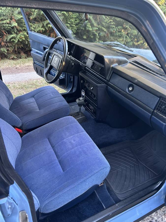 Volvo-240-series-1983-blue-11
