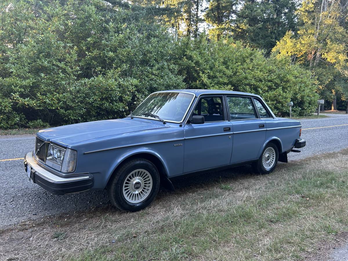 Volvo-240-series-1983-blue-2