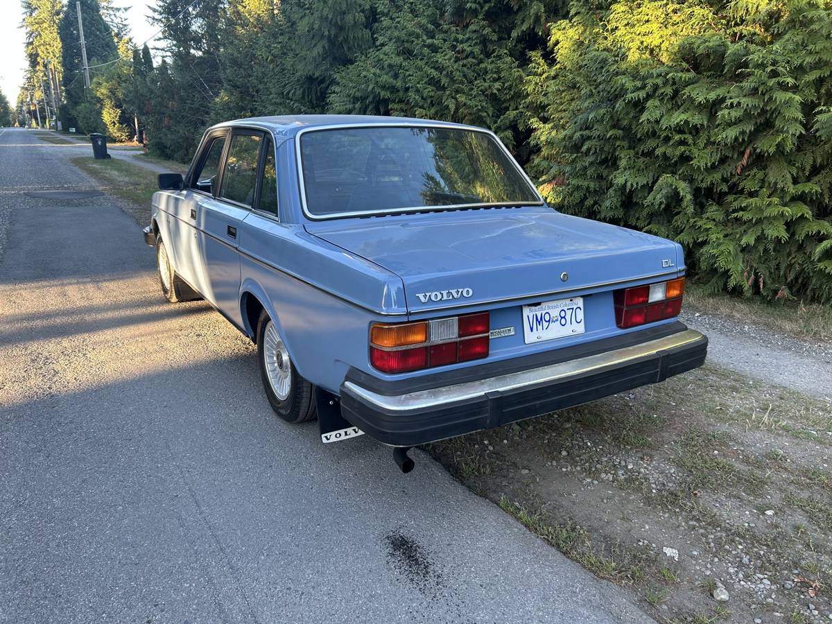 Volvo-240-series-1983-blue-3