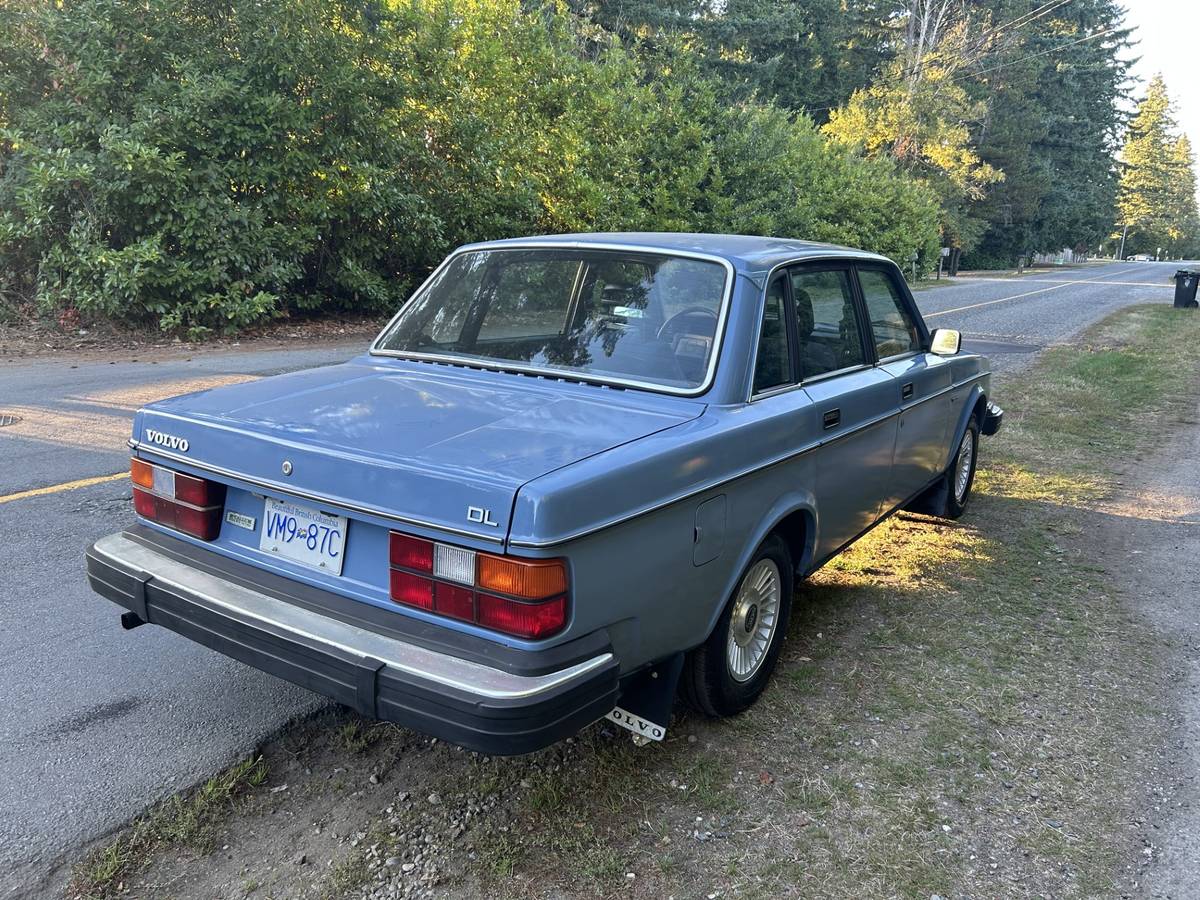 Volvo-240-series-1983-blue-4