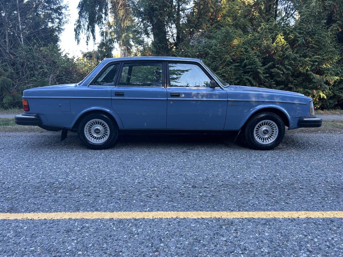 Volvo-240-series-1983-blue-5