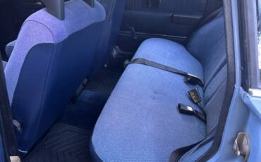 Volvo-240-series-1983-blue-9