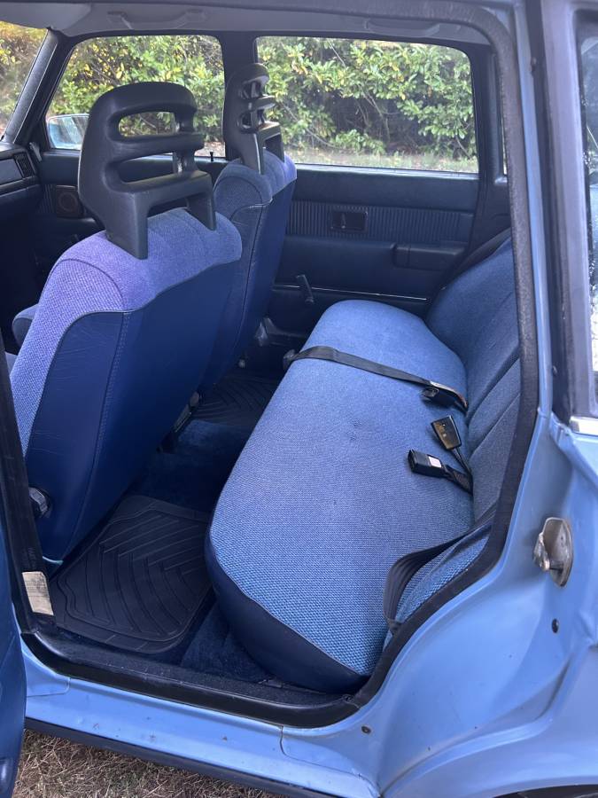 Volvo-240-series-1983-blue-9