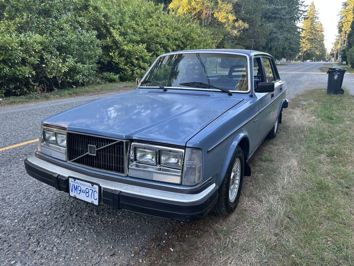 Volvo-240-series-1983-blue