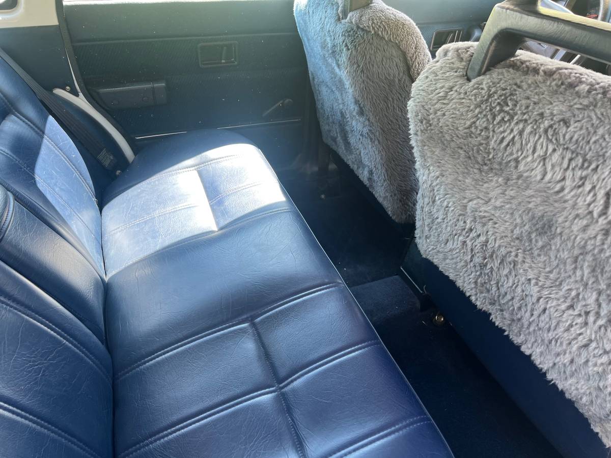 Volvo-245-1987-white-7