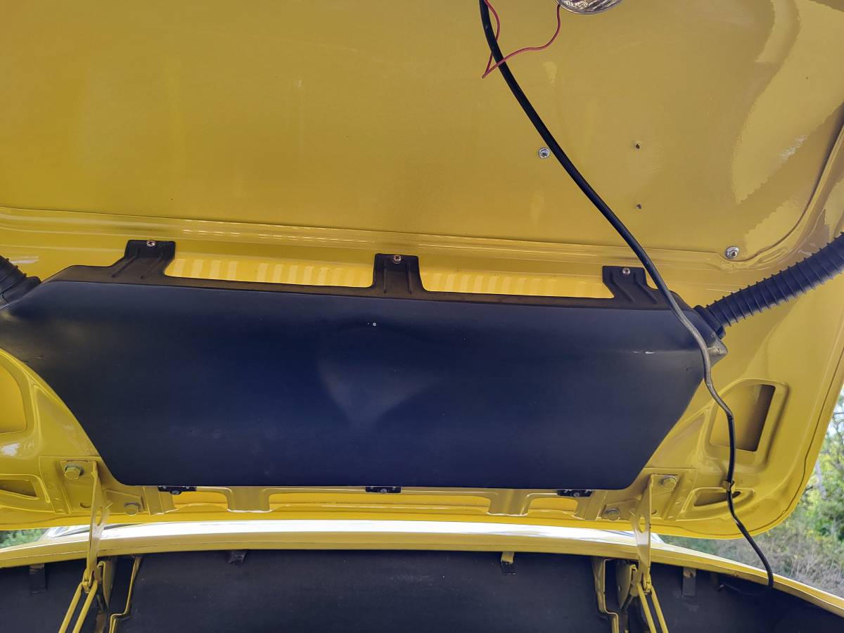 Vw-karmann-ghia-1971-yellow-3