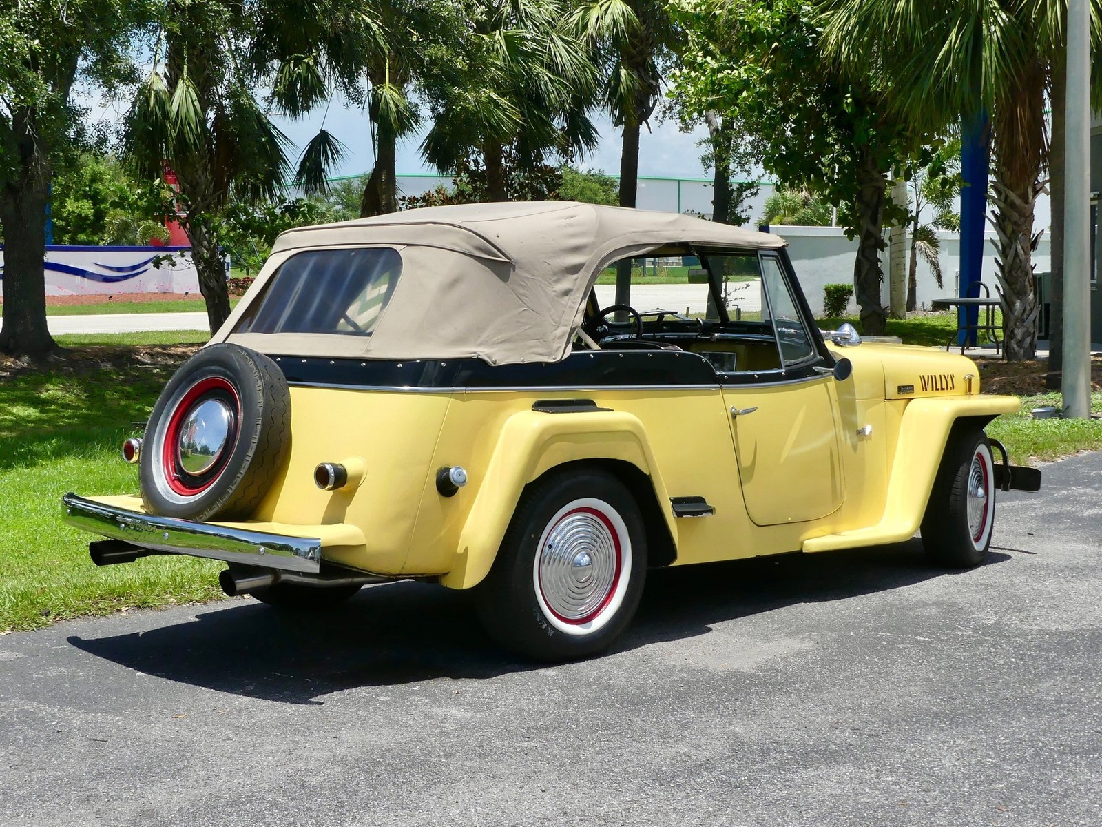 Willys-Jeepster-1949-Convertible-2