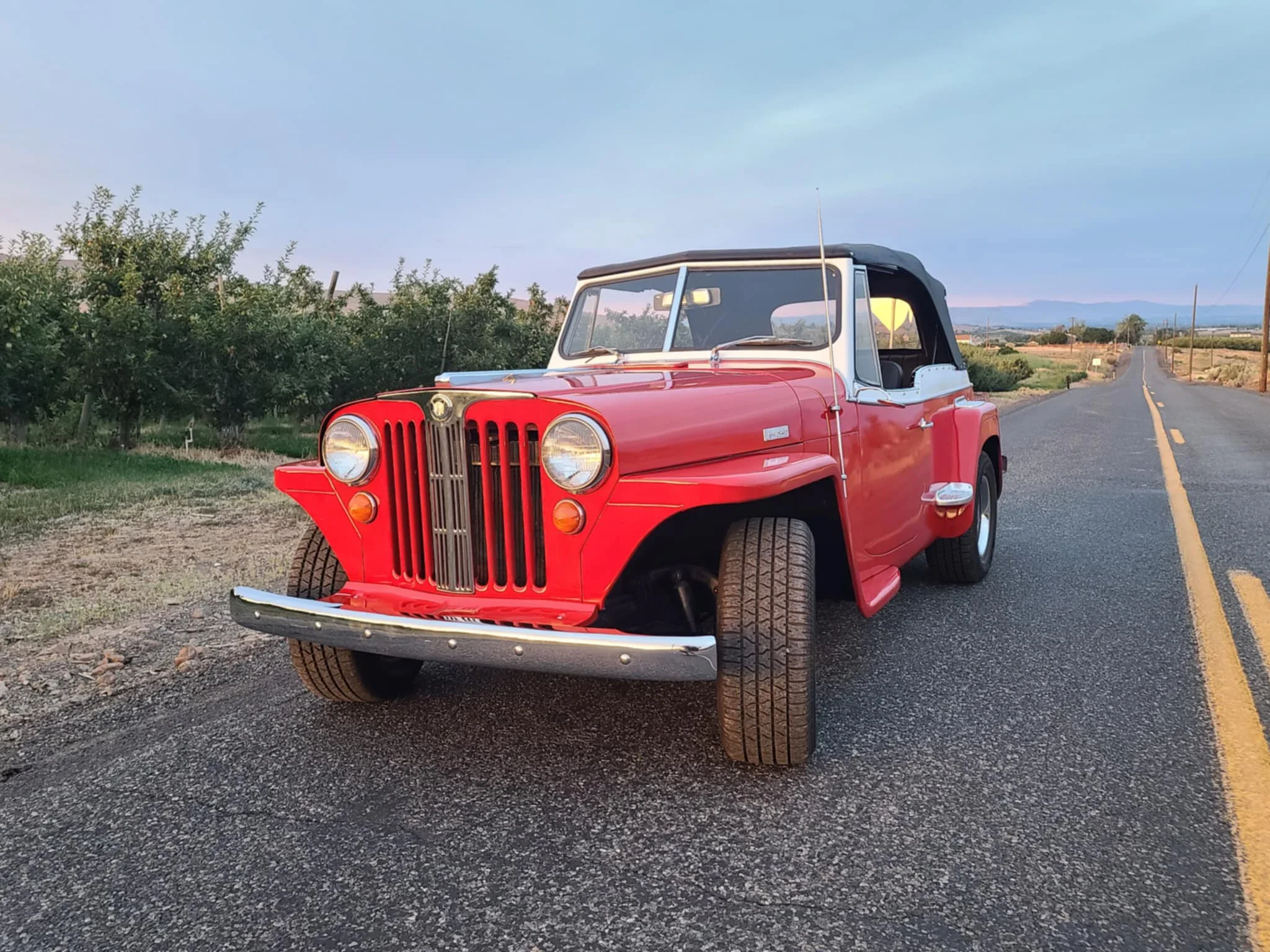 Willys-Jeepster-1949-Red-Black-11