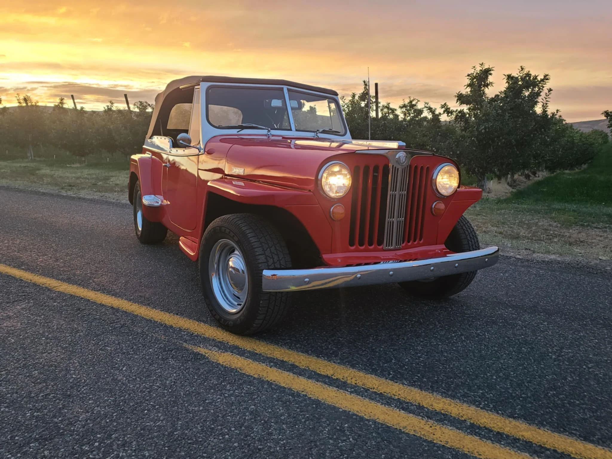 Willys-Jeepster-1949-Red-Black-12