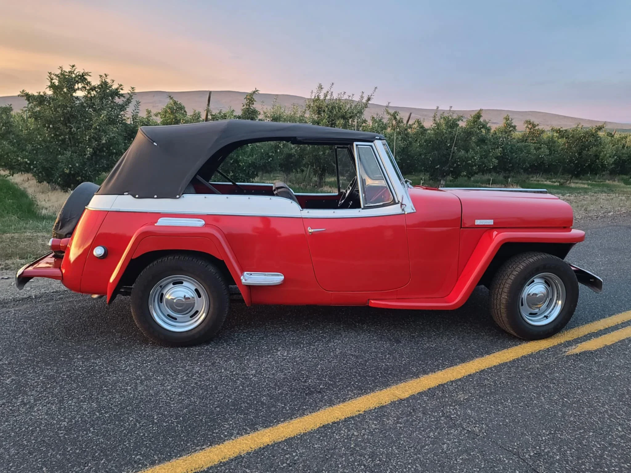 Willys-Jeepster-1949-Red-Black-19