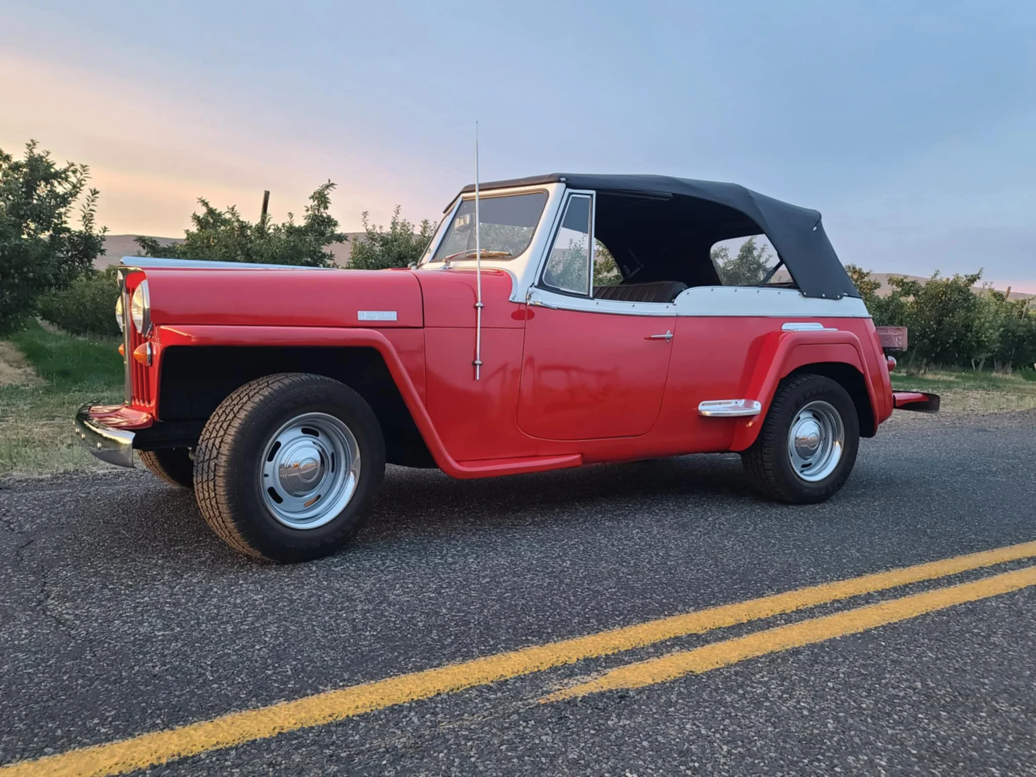 Willys-Jeepster-1949-Red-Black-20