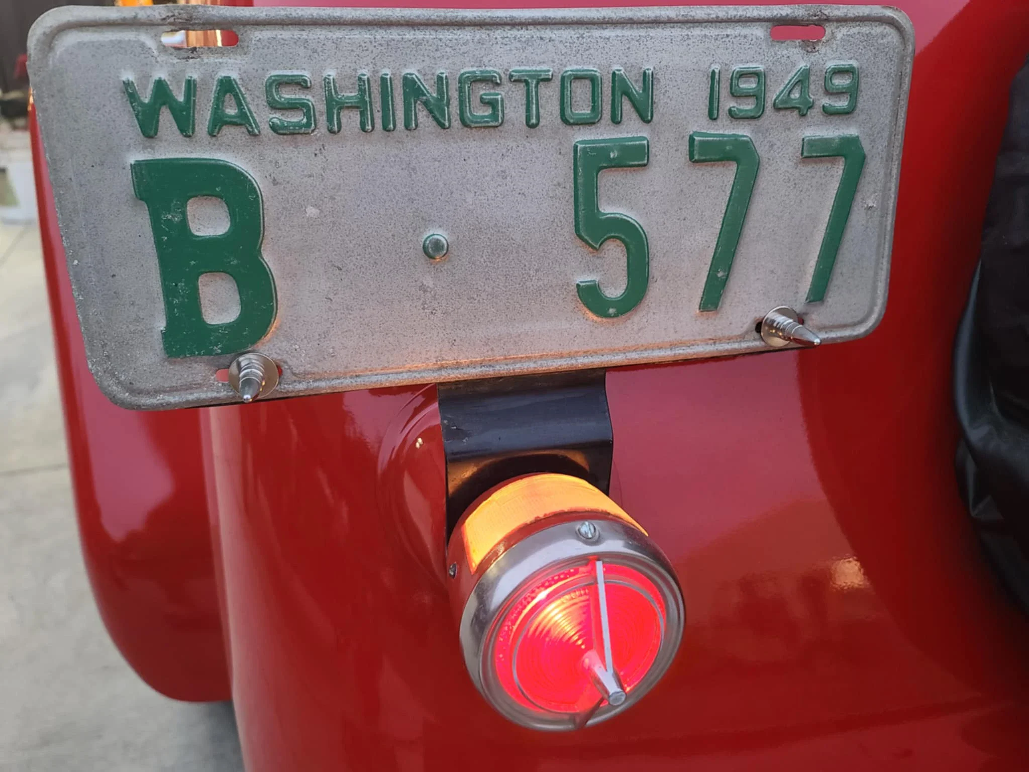 Willys-Jeepster-1949-Red-Black-23