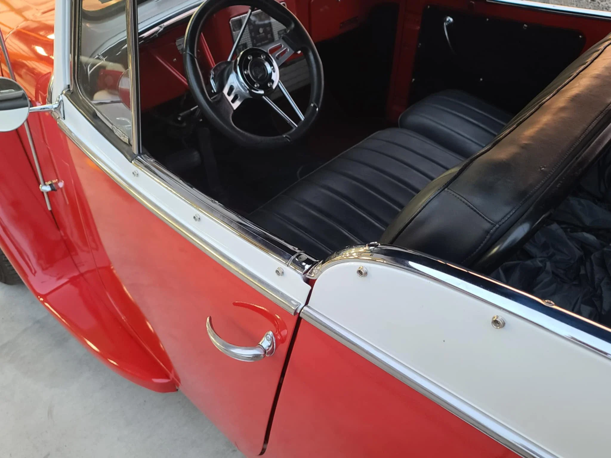 Willys-Jeepster-1949-Red-Black-28