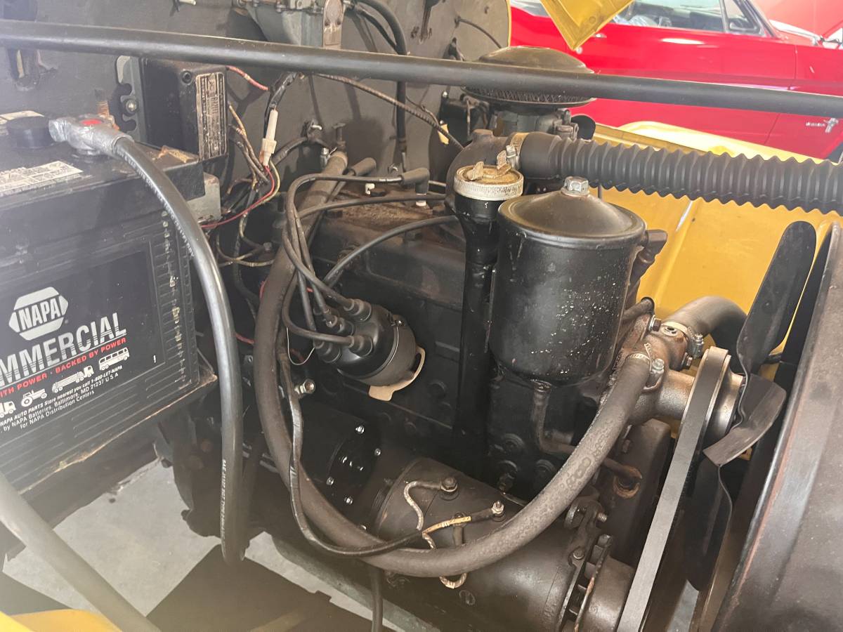 Willys-overland-jeepster-1950-yellow-9