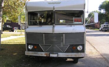Winnebago-brave-d-18-1973-white-1