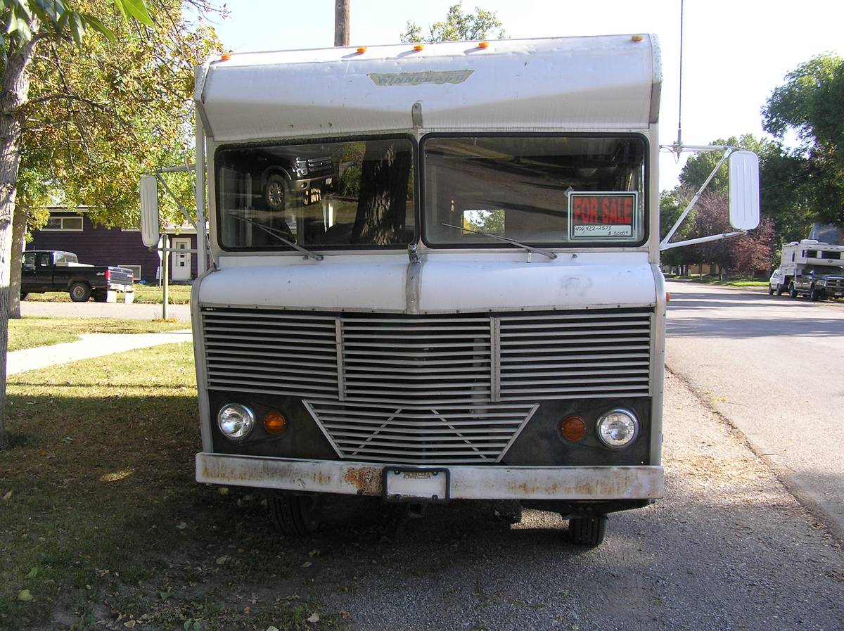 Winnebago-brave-d-18-1973-white-1