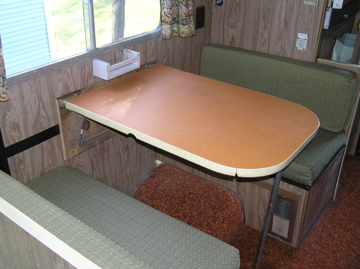 Winnebago-brave-d-18-1973-white-10