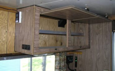 Winnebago-brave-d-18-1973-white-11