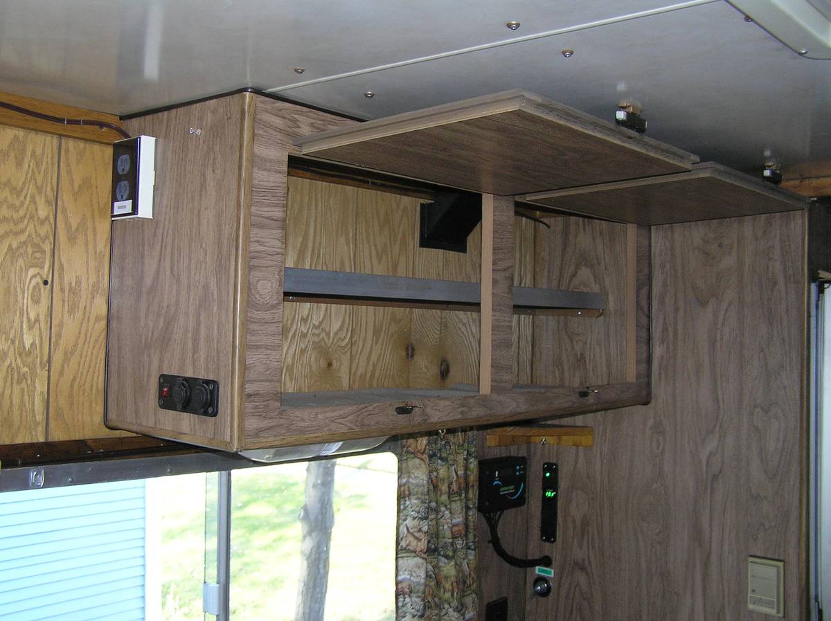 Winnebago-brave-d-18-1973-white-11