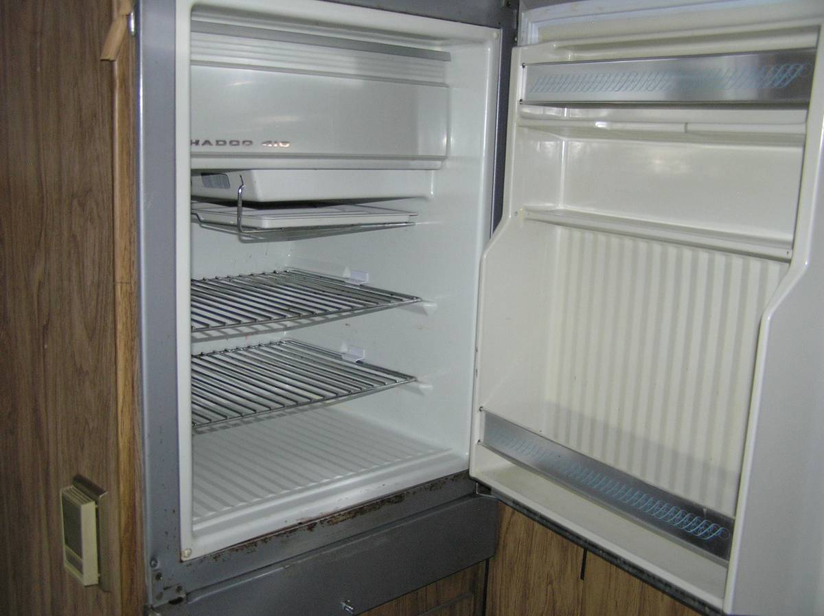 Winnebago-brave-d-18-1973-white-14